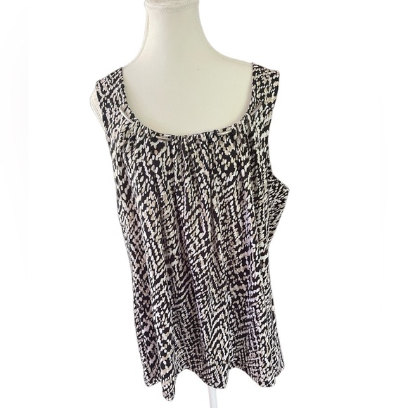 Avenue Black and White Sleeveless Blouse with Metal Accents Size 18/20 NWT - Picture 2 of 11